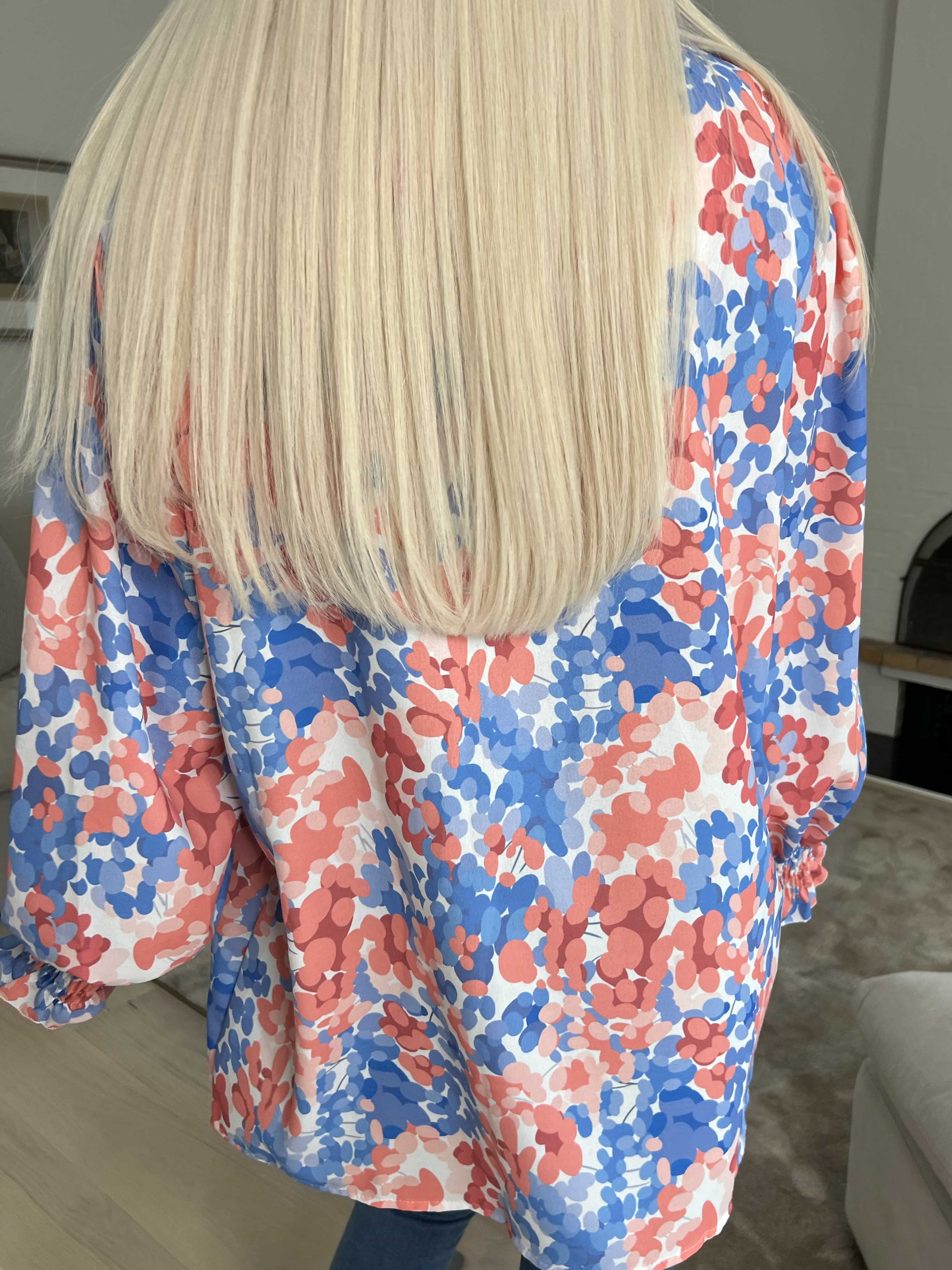 Moa - Mønstret bluse med elastik forenden af ærmerne